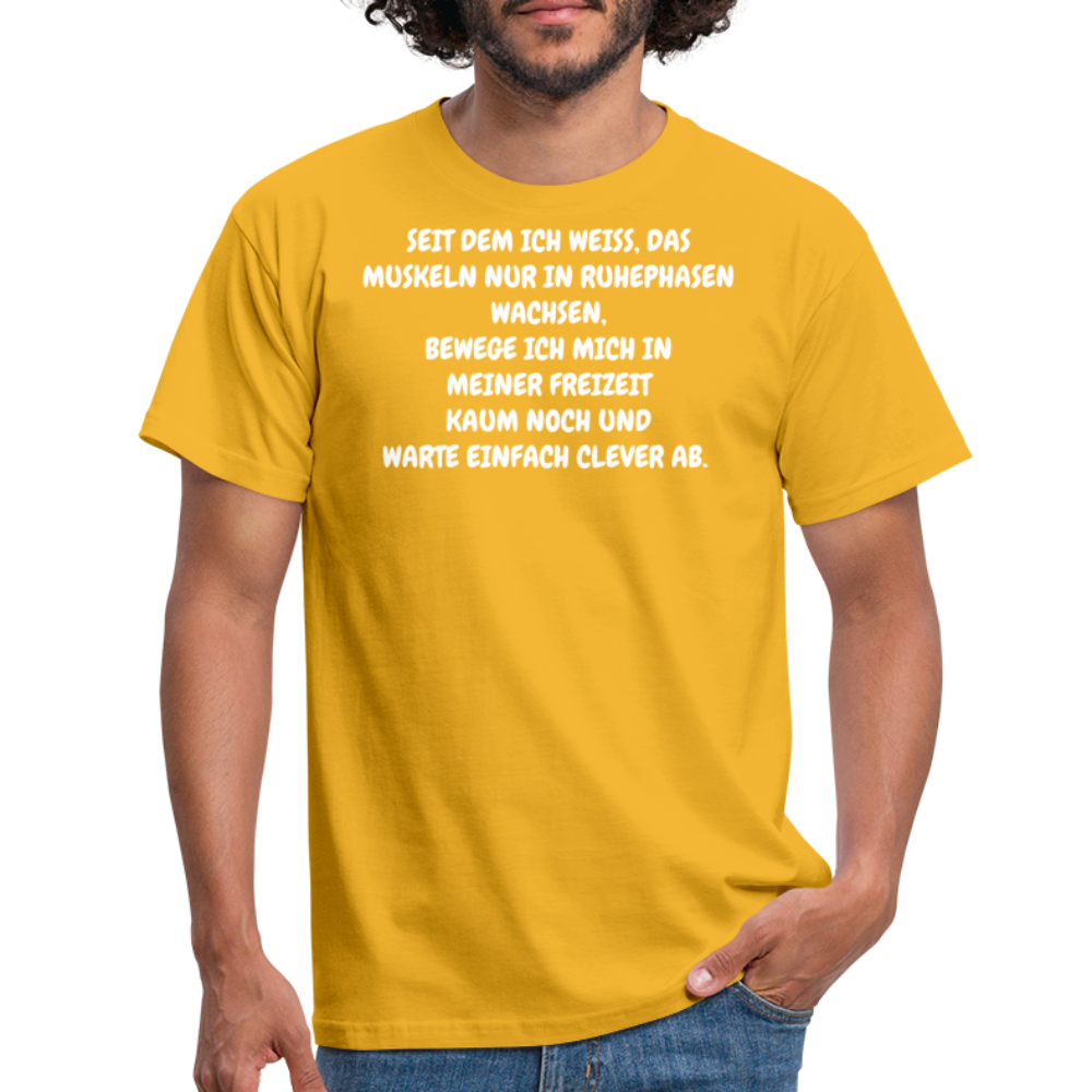 SEIT DEM ICH WEISS, DAS MUSKELN NUR IN RUHEPHASEN WACHSEN, BEWEGE ICH MICH IN MEINER FREIZEIT KAUM NOCH UND WARTE EINFACH CLEVER AB. - Gelb