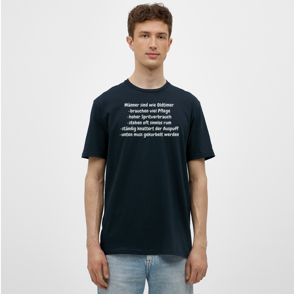 SSW308 Männer sind wie Oldtimer -brauchen viel Pflege -hoher Spritverbrauch -stehen oft sinnlos rum -ständig knattert der Auspuff -unten muss gekurbelt werden - Navy