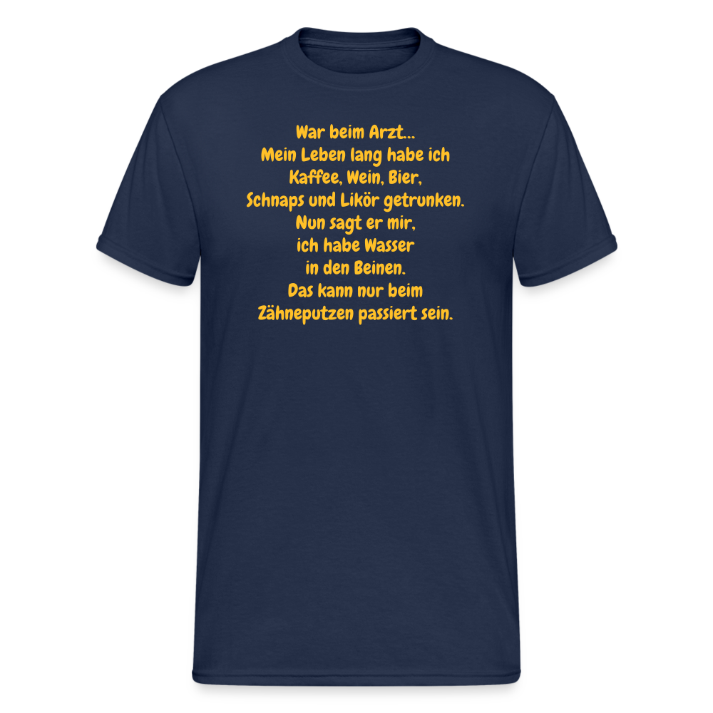 SSW1955 Tshirt War beim Arzt… Mein Leben lang habe ich Kaffee, Wein, Bier, Schnaps und Likör getrunken. Nun sagt er mir, ich habe Wasser in den Beinen. Das kann nur beim Zähneputzen passiert sein. - Navy