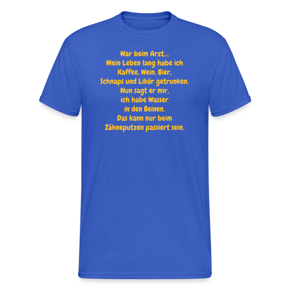 SSW1955 Tshirt War beim Arzt… Mein Leben lang habe ich Kaffee, Wein, Bier, Schnaps und Likör getrunken. Nun sagt er mir, ich habe Wasser in den Beinen. Das kann nur beim Zähneputzen passiert sein. - Königsblau